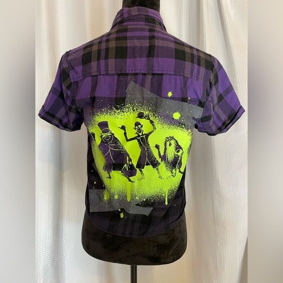 Disney Parks Her Universe plaid Haunted Mansion Hitchhiking Ghosts blouse medium - Picture 4 of 7